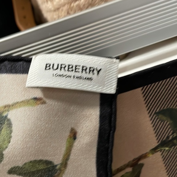 Limited edition Burberry scarf NWOT…beautiful ❤️❤️❤️ - Picture 13 of 16